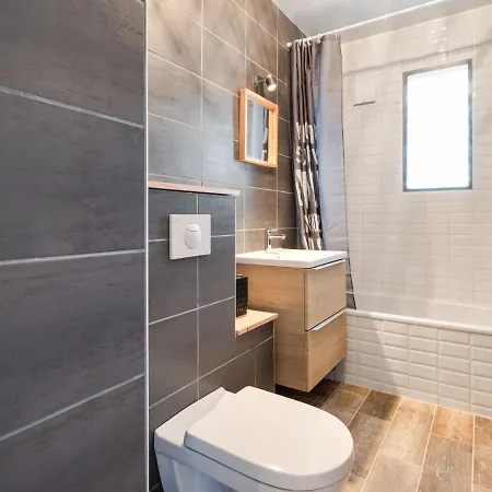 Modern In Near Centre Apartment *